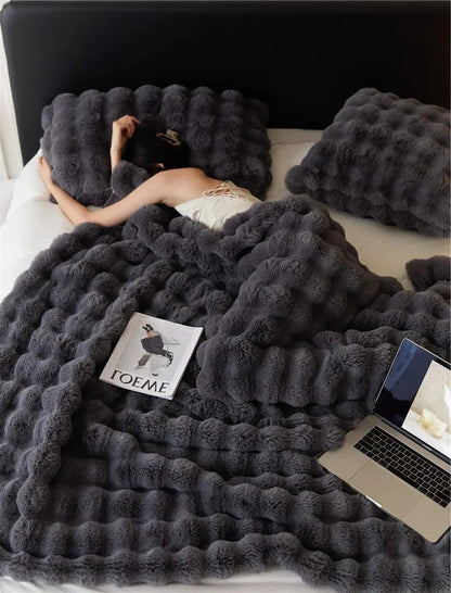 CozyNest™ Multi-Season Blanket for Year-Round Comfort and Warmth 2